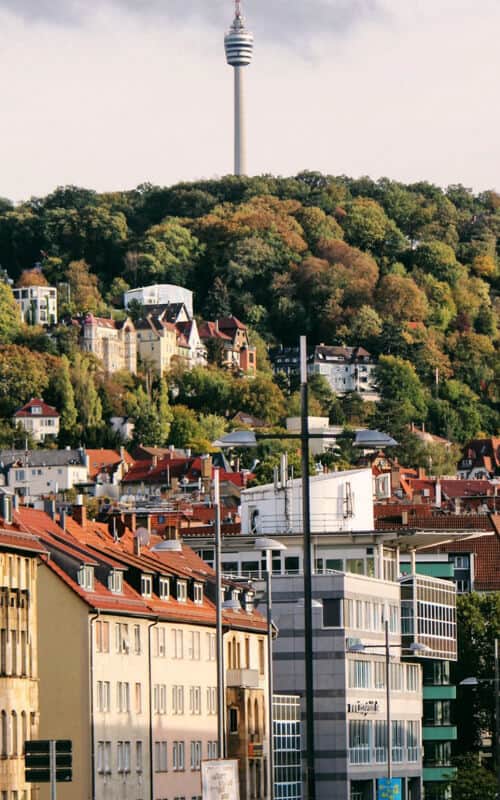 Stuttgart: Blick von der Stadt hoch zum Fernsehturm